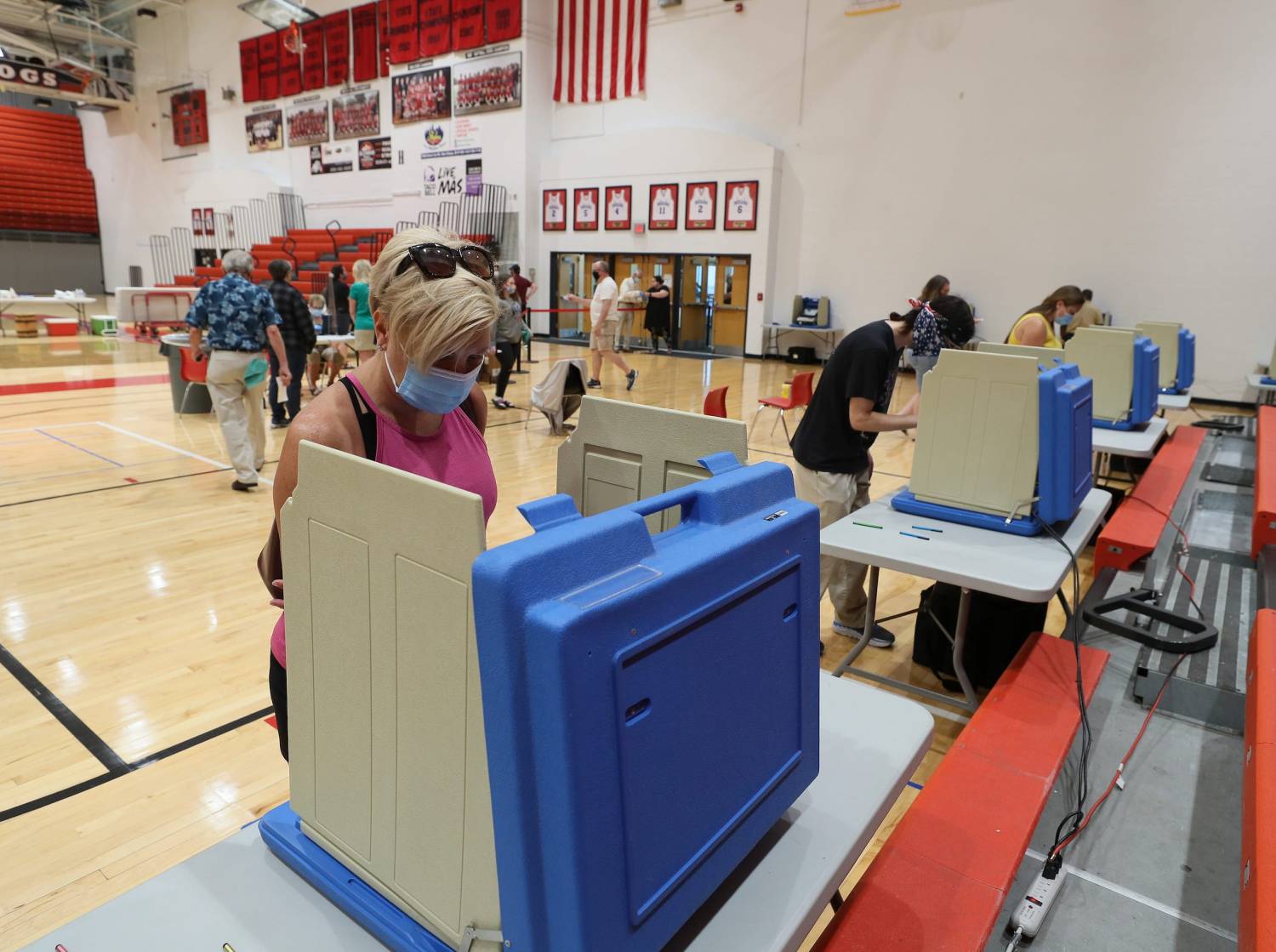 Jill Schulten fills out her ballot in a booth in the New Albany High School gym on Tuesday, June 2, 2020.Indianaprimary01