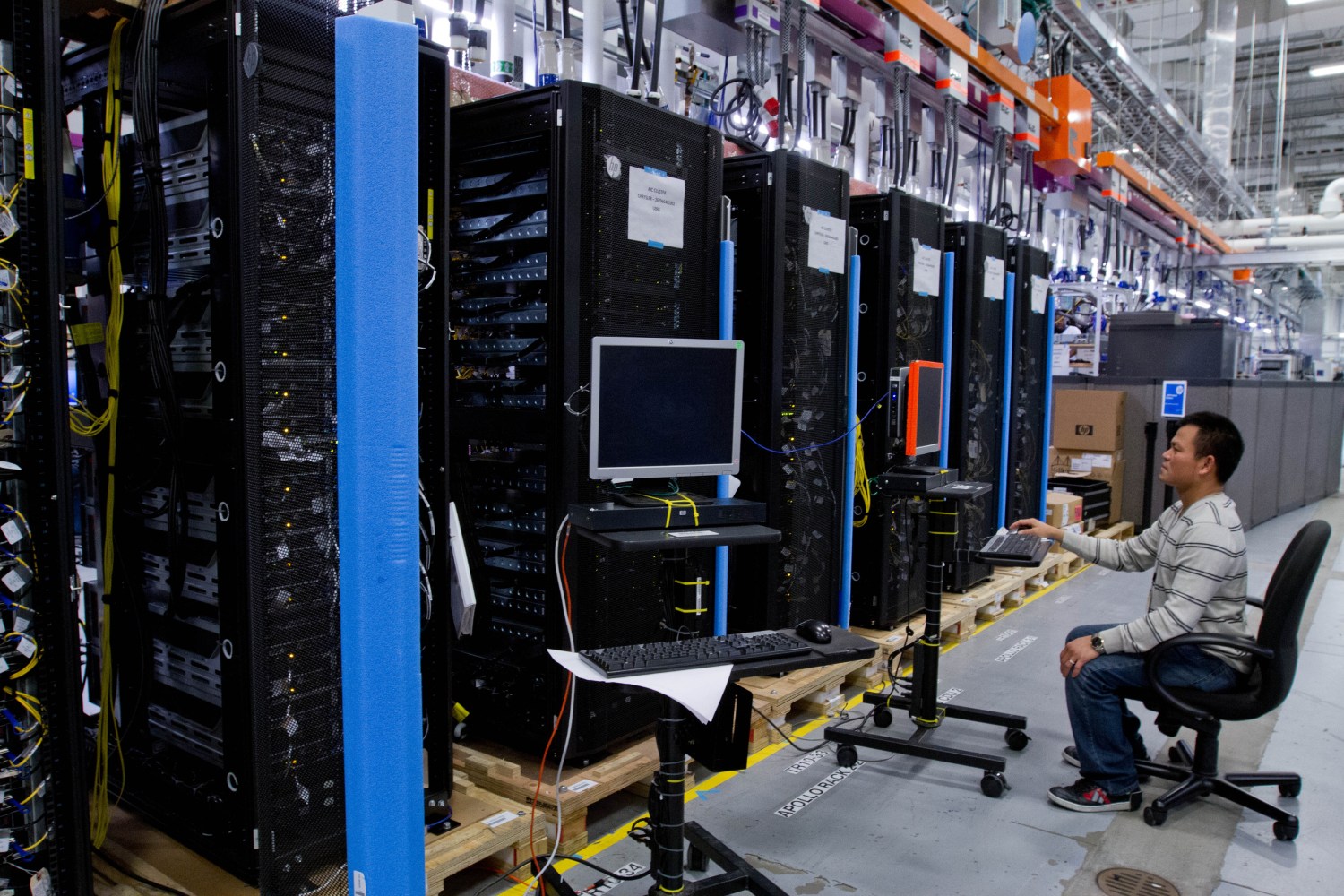 Hewlett-Packard ProLiant commercial data servers destined for cloud computing are assembled by workers at a company manufacturing facility in Houston November 19, 2013. REUTERS/Donna Carson (UNITED STATES - Tags: BUSINESS SCIENCE TECHNOLOGY)