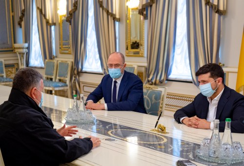 Ukrainian President Volodymyr Zelenskiy, Prime Minister Denys Shmygal and Interior Minister Arsen Avakov, wearing protective face masks amid the outbreak of the coronavirus disease (COVID-19), discuss a recent armed conflict between representatives of transportation companies in the town of Brovary, during a meeting in Kiev, Ukraine May 29, 2020. Ukrainian Presidential Press Service/Handout via REUTERS  ATTENTION EDITORS - THIS IMAGE WAS PROVIDED BY A THIRD PARTY.