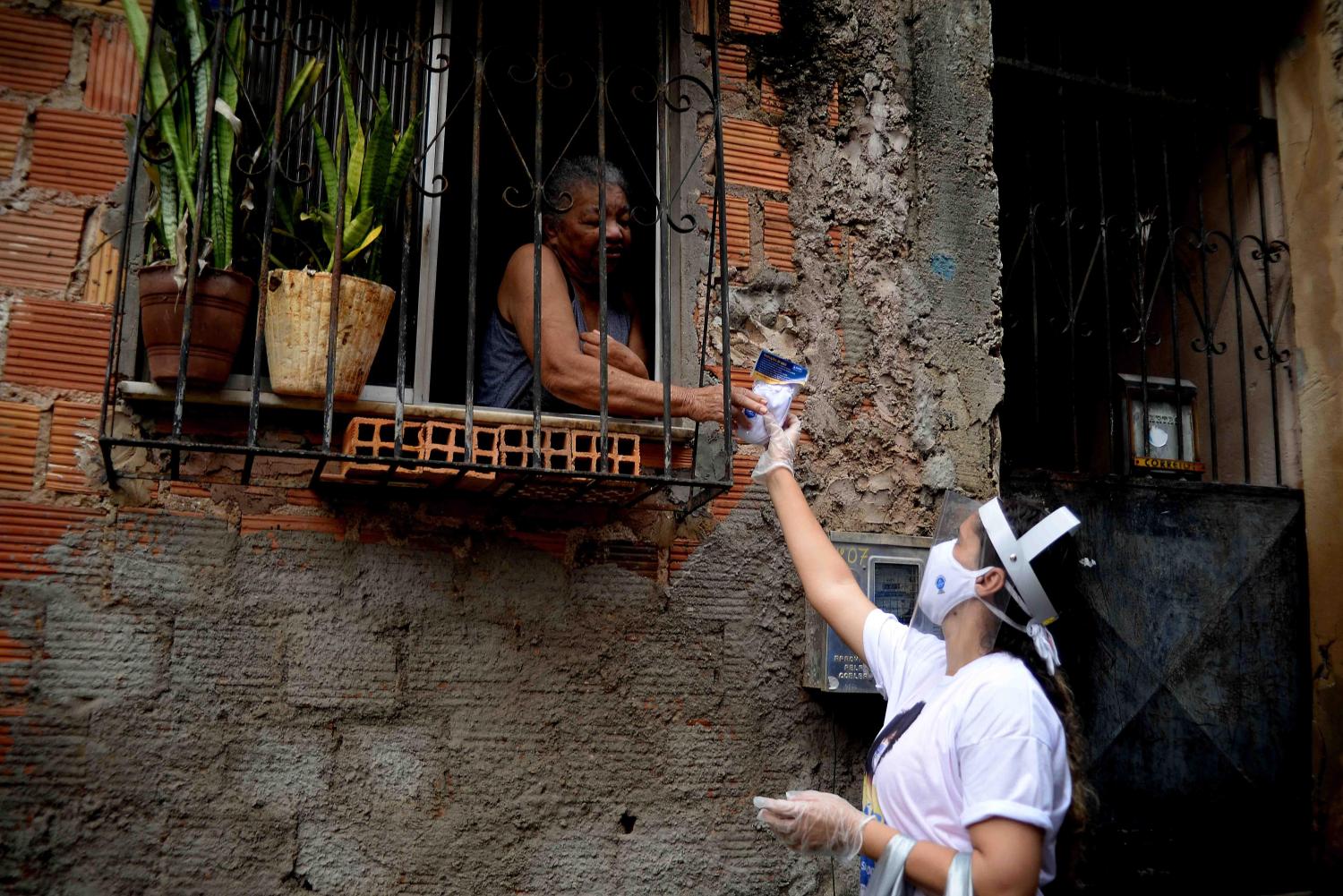 EL SALVADOR, BRAZIL-The local government continues to distribute free masks in the communities of Salvador, Brazil on May 28, 2020. Brazilian authorities recorded 418,608 cases of Covid-19, 25,935 deaths and 190,845 recovered in the country.