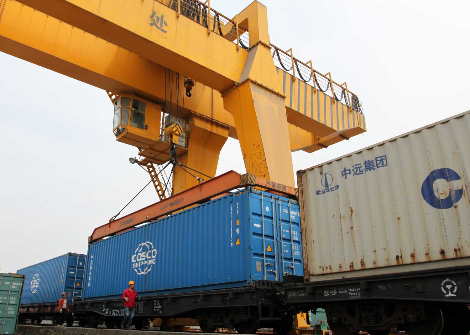 A freight train of China COSCO Shipping Co., Ltd. running from Nanchang to Moscow is pictured before departing from a railway station in Nanchang city, east China's Jiangxi province, 20 Apil 2018.East China's Jiangxi province has launched a new freight train route to Russia. A train carrying clothes, electrical products and suitcases left Nanchang city on Friday (20 April 2018) for Moscow. It is the first freight train linking the city with Europe. The 10,000-kilometer trip will take 15 days, and run every week from June, according to local railway authorities. The new freight route will promote the foreign trade of Nanchang city. Demand for rail freight between China and Europe, an alternative to slower and riskier ocean shipping and costlier air cargo, has exploded in recent years.No Use China. No Use France.