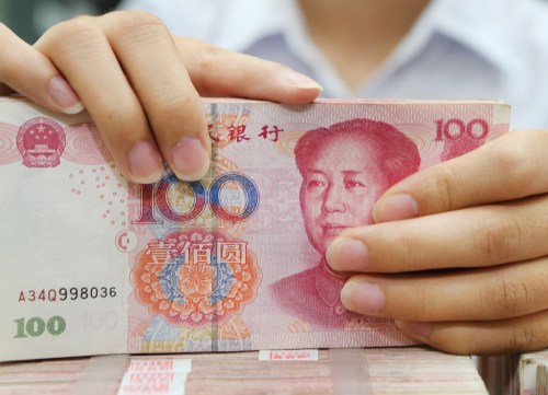 A Chinese clerk counts RMB (renminbi) yuan banknotes at a bank in Nantong city, east China's Jiangsu province, 24 July 2018.China's yuan weakened against the dollar on Friday (27 July 2018), breaching the key 6.8 per dollar level, dragged lower by a weaker midpoint and fears of further depreciation amid Sino-U.S. trade tensions. Large state-run banks offering dollars in the yuan forwards market, however, helped the renminbi pare some of its earlier losses by midday, although the yuan is set for its seventh week of losses - its longest losing streak since November 2015. Major Chinese state banks were seen swapping dollars for yuan in the forwards markets as they had the previous day, two traders said. Their operations dragged one-year tenor dollar/yuan swap points down into negative territory. No Use China. No Use France.