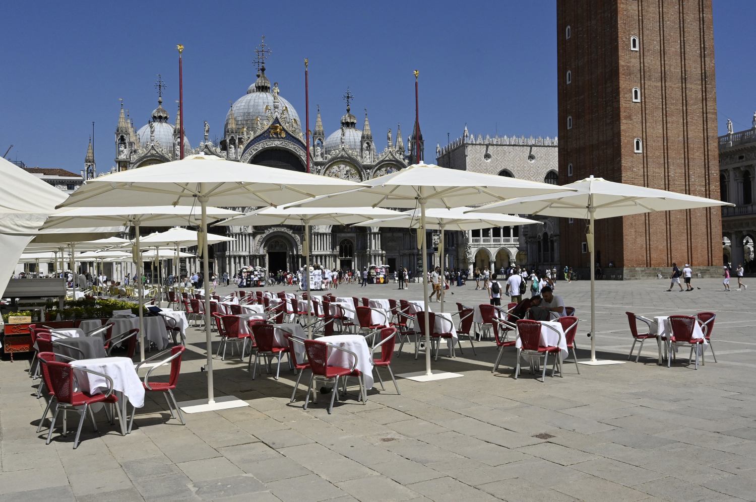The first umbrellas were mounted that will cover the spaces in front of the premises, enlarged to facilitate the safe arrangement of the tables according to the safety rules on coronavirus, at San Marco square in Venice, Italy, on June 27, 2020. The first covers were set up in front of the Caffè Florian. Then the workers' teams moved on to Quadri, Lavena and will conclude at the Aurora and Chioggia cafes, in front of Palazzo Ducale. The artifacts are all the same, with a square plan and the same ivory white color as the "lunettes" that cover the arches of the Procuratie. The design, agreed with the Traders Association of Piazza San Marco, is inspired by the canvases depicted in the paintings by Canaletto dedicated to the Marcian area. The umbrellas will remain until October 31, a grant from the Superintendency, which in the past had refused similar proposals, to facilitate the cafes that are trying to recover from closure. Photo by MBtarget / IPA/ABACAPRESS.COMNo Use Italy.