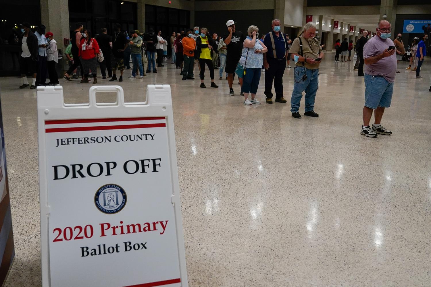 Voters line up prior to the opening of the polls on the day of the primary election in Louisville, Kentucky, U.S., June 23, 2020. REUTERS/Bryan Woolston