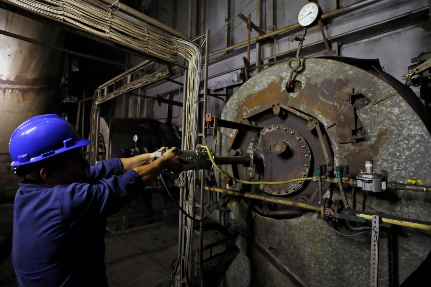 A worker checks installations at Isalnita coal power plant, May 30, 2014.  REUTERS/Bogdan Cristel (ROMANIA - Tags: BUSINESS ENERGY)