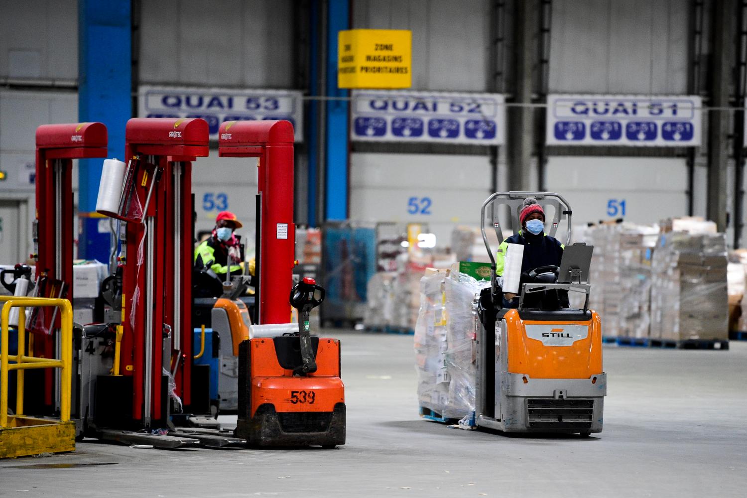 Preparation des colis dans le Hangar / Entrepot avant le chargement des camions