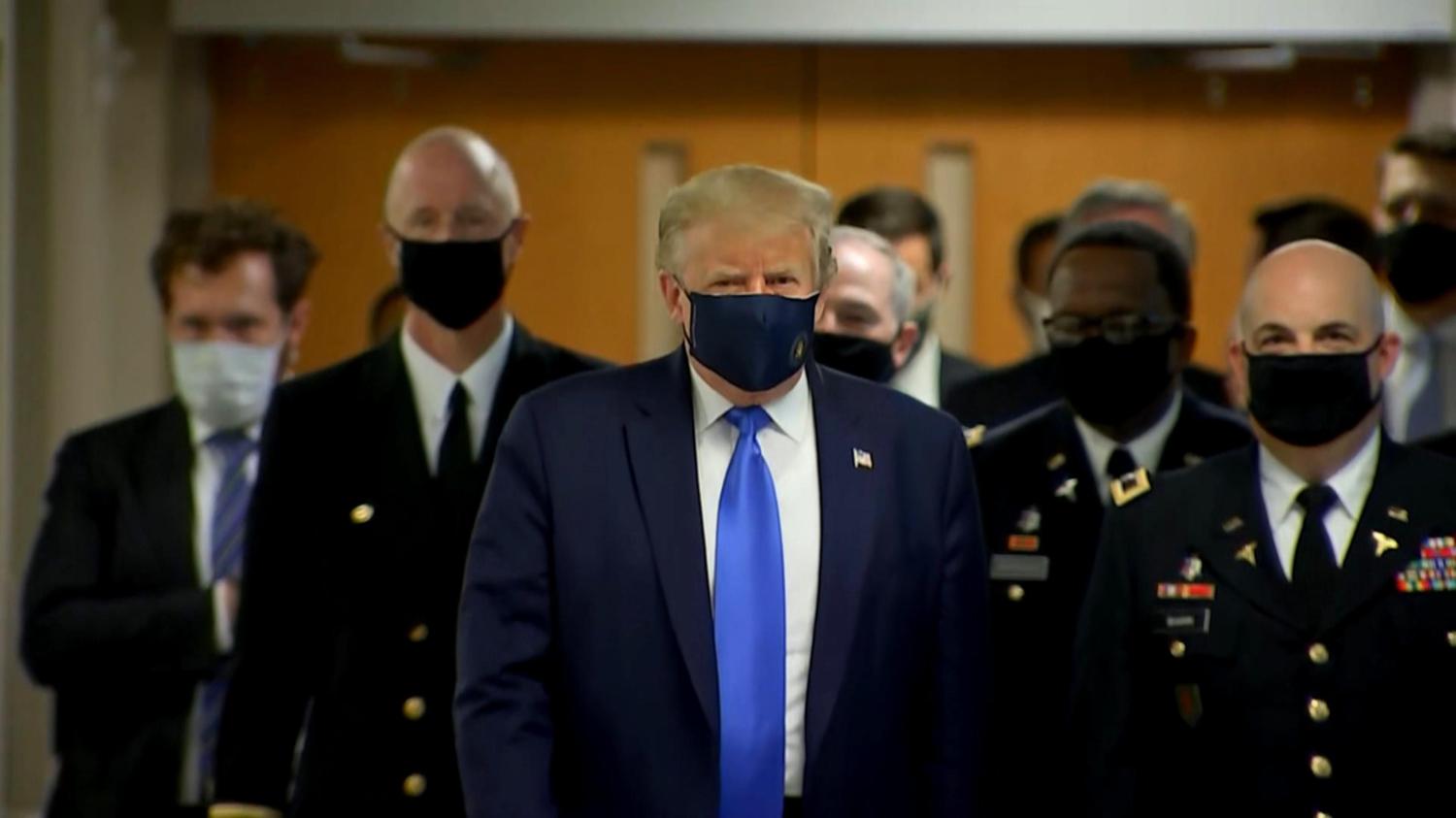 Bethesda, USA.- U.S. President Donald Trump wore a mask during a visit to a military hospital on Saturday (11), the first time the president has been seen in public with the type of facial covering recommended by health officials as a precaution against spreading or becoming infected by the novel coronavirus. Trump flew by helicopter to Walter Reed National Military Medical Center in Bethesda, Md., located just outside of Washington, D.C., to meet wounded servicemembers and health care providers caring for COVID-19 patients. As he left the White House, he told reporters: "When you're in a hospital, especially ... I think it's expected to wear a mask."