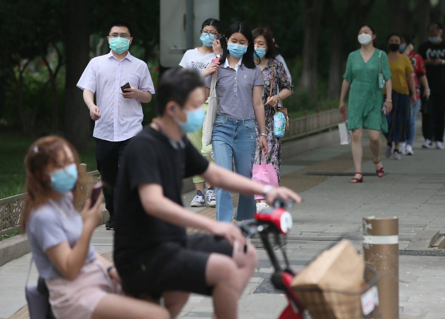 People wearing face mask are seen during commuting time in Beijing, China on June 29, 2020, amid continuing worries over the novel coronavirus COVID-19.   ( The Yomiuri Shimbun )