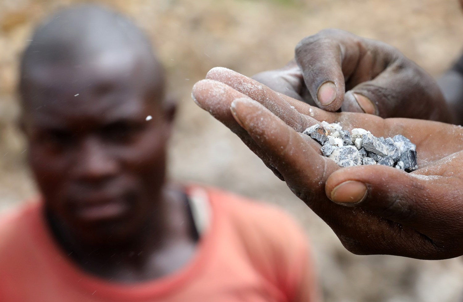 A miner show coltan at a coltan mine in Rukunda, Masisi territory, North Kivu Province of Democratic Republic of Congo, December 2, 2018.   REUTERS/Goran Tomasevic