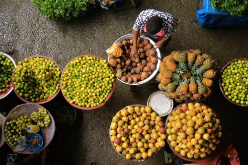 A fruit seller is seen in a market amid the coronavirus disease (COVID-19) outbreak in Adjame a neighbourhood of Abidjan, Ivory Coast June 18, 2020. REUTERS/Thierry Gouegnon.