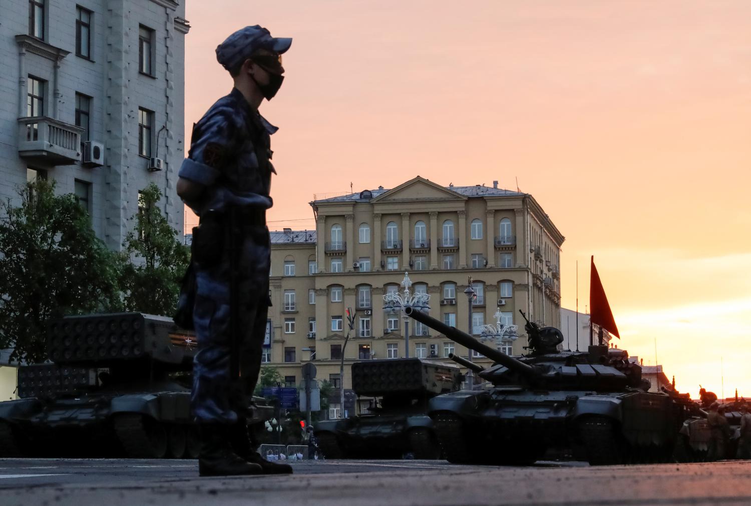 A National Guard secures Tverskaya Street as army servicemen get ready their military vehicle before a rehearsal for the Victory Day parade in Moscow, Russia, June 18, 2020. The military parade marking the 75th anniversary of the victory over Nazi Germany in World War Two was planned for May 9 and postponed due to the outbreak of the coronavirus disease (COVID-19).   REUTERS/Shamil Zhumatov