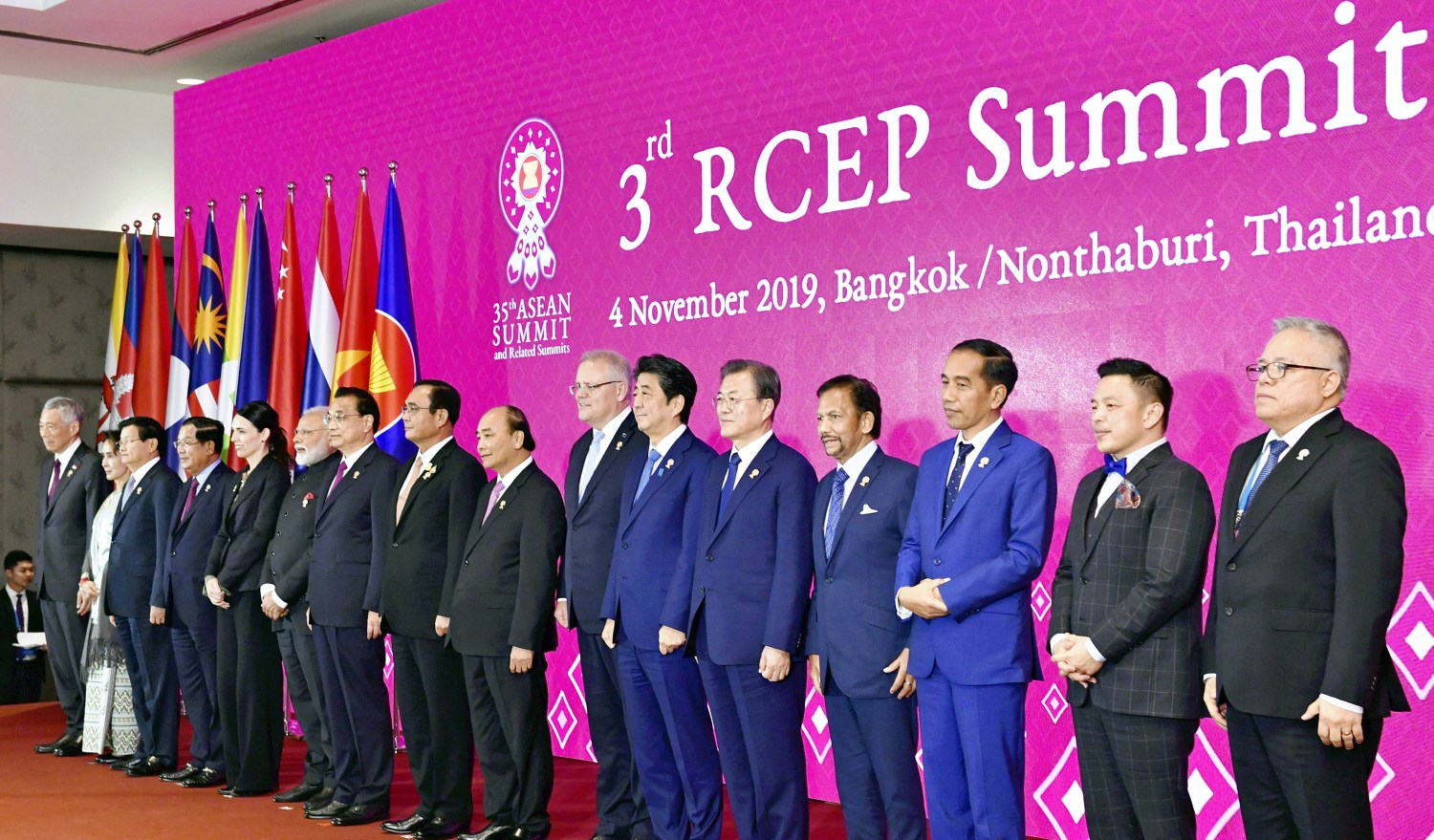Members of Regional Comprehensive Economic Partnership（RCEP）including South Korea’s President Moon Jae-in (5th from R) and Japan's Prime Minister Shinzo Abe (6th from R) attend the 3rd RCEP Summit in Bangkok, Thailand on Nov. 4, 2019.    ( The Yomiuri Shimbun )
