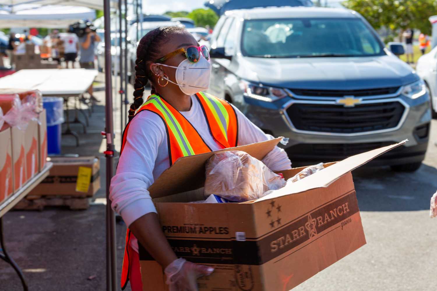 Volunteer provides food supplies