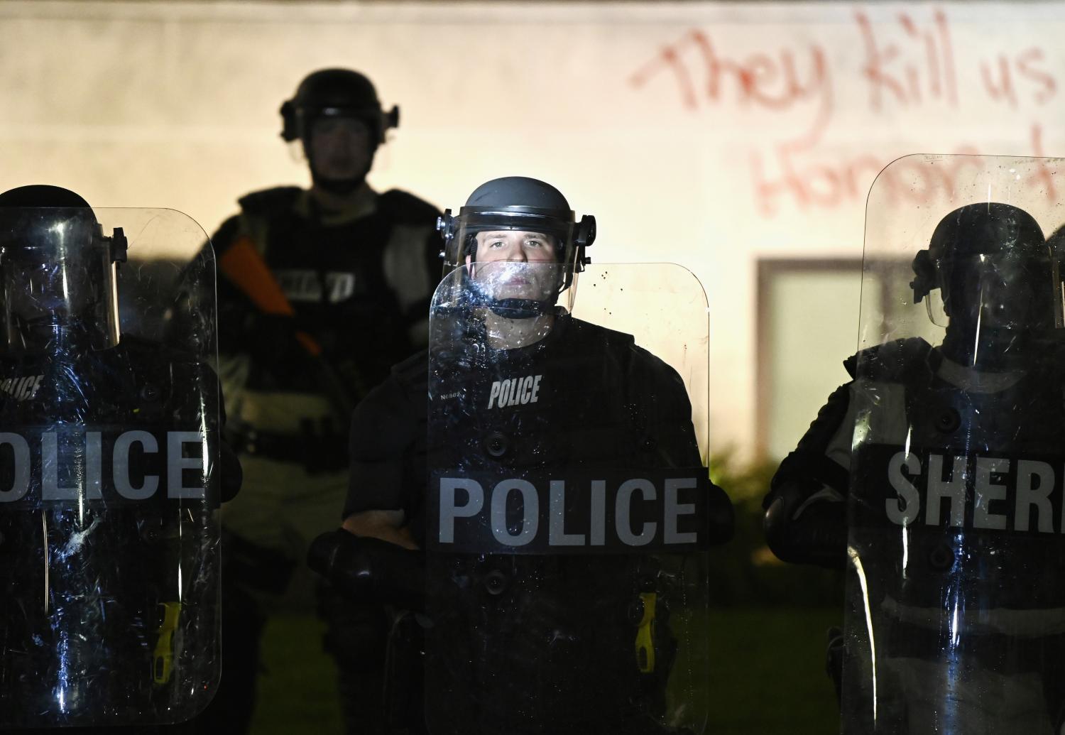 Police and members of the Sheriff's department hold a perimeter, during a protest after a Black man identified as Jacob Blake was shot several times by police last night, outside the Kenosha County Courthouse in Kenosha, Wisconsin, U.S. August 24, 2020. REUTERS/Stephen Maturen