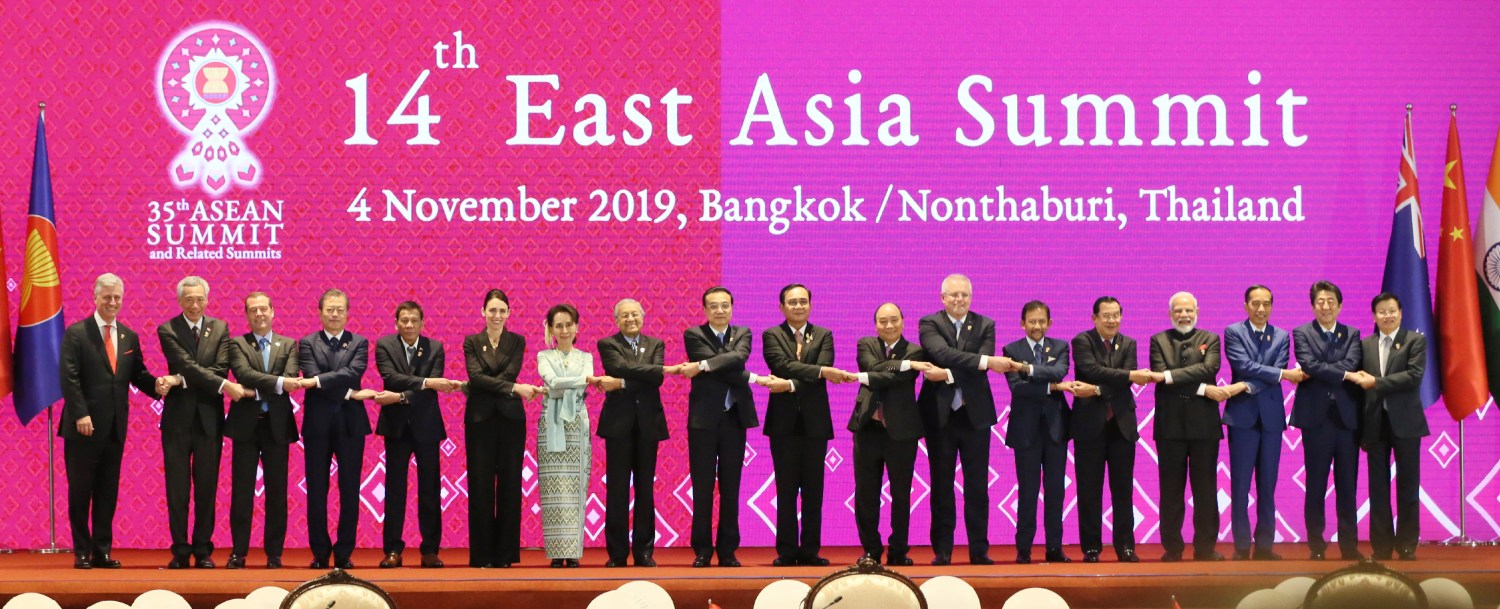 Leaders pose for photo during East Asia Summit, EAS, in Bangkok, Thailand on Nov. 4, 2019. ( The Yomiuri Shimbun )