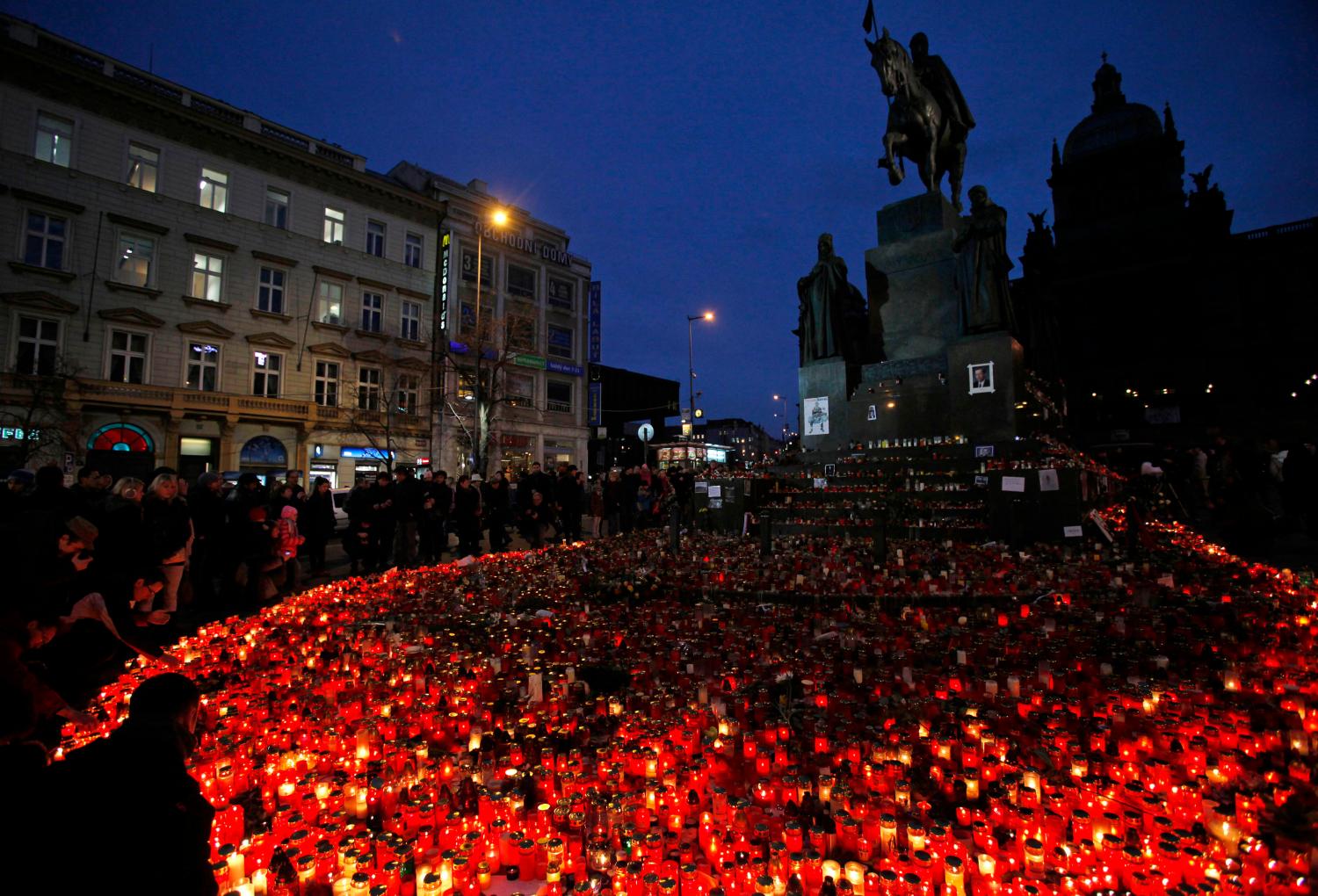 People light candles as they pay their respects to late former Czech President Vaclav Havel at Wenceslas Square in Prague December 22, 2011. Havel, an anti-Communist playwright who became Czech president and a worldwide symbol of peace and freedom after leading the bloodless "Velvet Revolution", died at the age of 75 on Sunday. His funeral mass will be held on Friday in the presence of dignitaries from around the world.          REUTERS/David W Cerny (CZECH REPUBLIC - Tags: OBITUARY POLITICS)