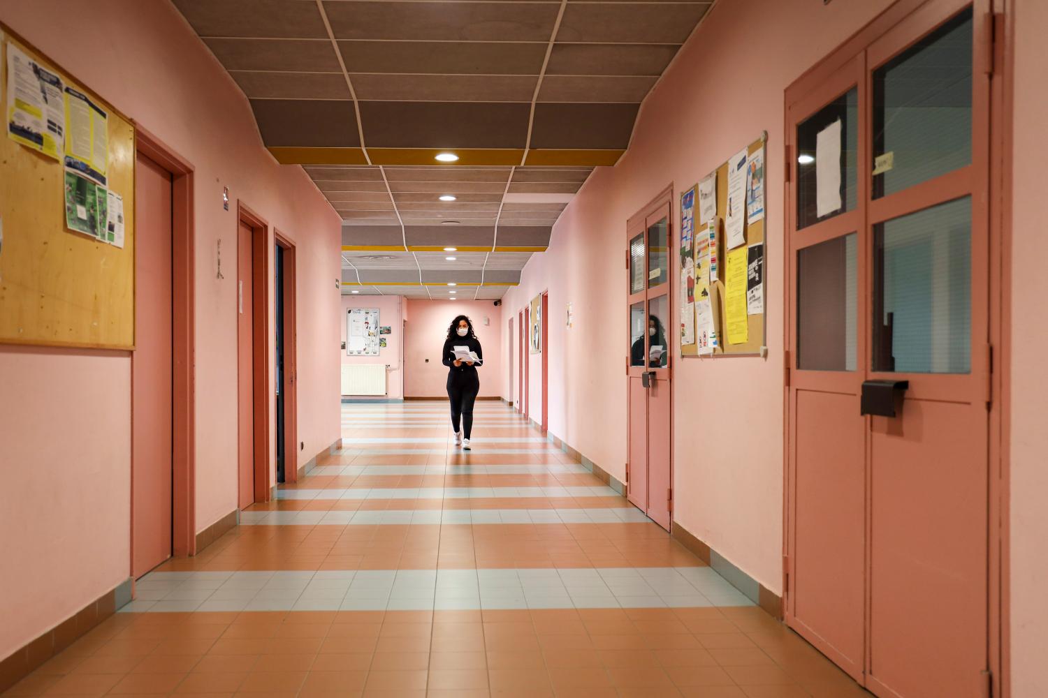 After 3 months of absence due to Coronavirus, the students return to class. Christian Estrosi, visits the Lycée Guillaume Apollinaire in Nice and distributes masks to the students.Apres 3 mois d absence en raison du Coronavirus, , les lyceens retournent en classe. Christian Estrosi, visite le Lycée Guillaume Apollinaire a Nice et distribue des masques aux lycéens.NO USE FRANCE