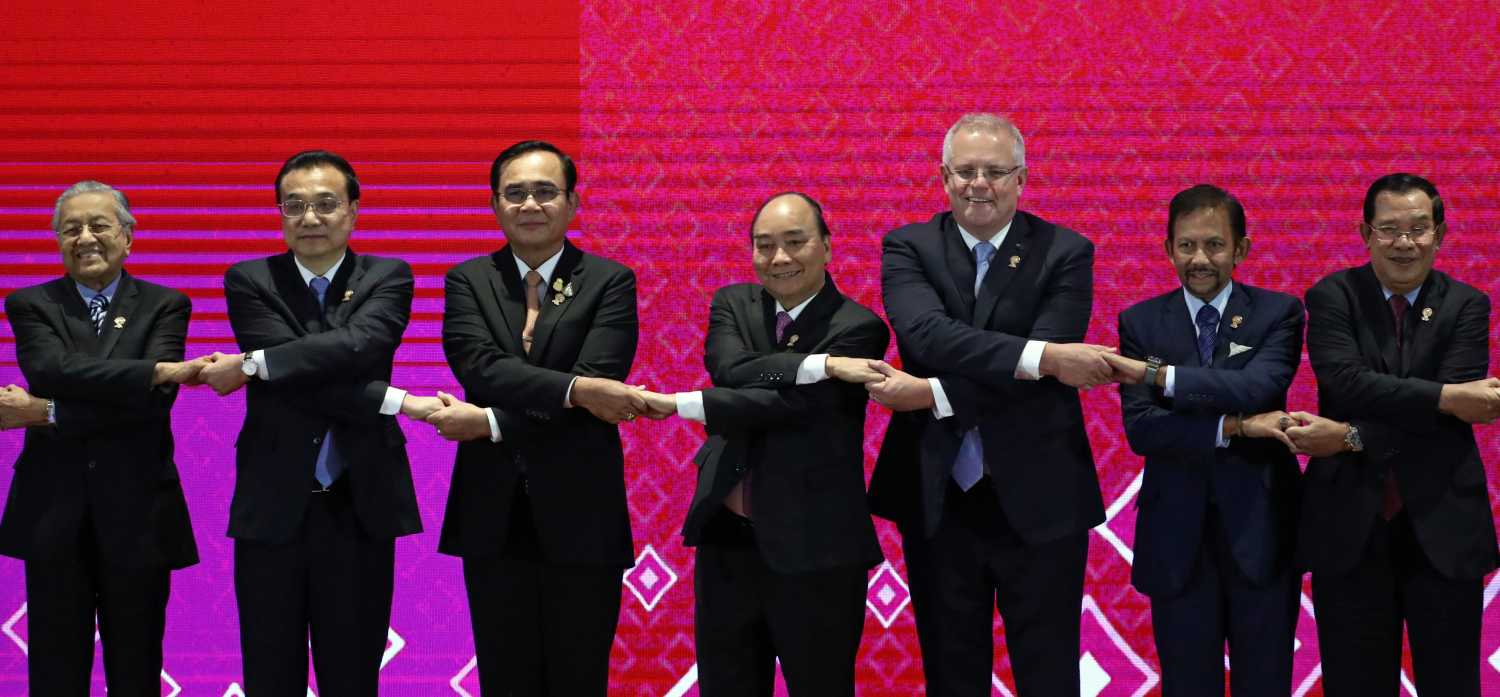 Malaysian Prime MInister Mahathir Mohamad, Chinese Premier Li Keqiang, Thai Prime Minister Prayuth Chan-Ocha, Vietnam's Prime Minister Nguyen Xuan Phuc, Australia's Prime Minister Scott Morrison, Brunei's Sultan Hassanal Bolkiah, and Cambodia's Prime Minister Hun Sen shake hands at the East Asia Summit (EAS) in Bangkok, Thailand, November 4, 2019. REUTERS/Athit Perawongmetha