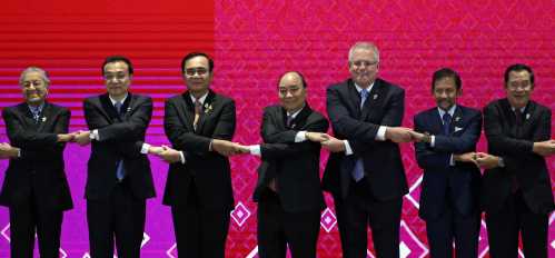 Malaysian Prime MInister Mahathir Mohamad, Chinese Premier Li Keqiang, Thai Prime Minister Prayuth Chan-Ocha, Vietnam's Prime Minister Nguyen Xuan Phuc, Australia's Prime Minister Scott Morrison, Brunei's Sultan Hassanal Bolkiah, and Cambodia's Prime Minister Hun Sen shake hands at the East Asia Summit (EAS) in Bangkok, Thailand, November 4, 2019. REUTERS/Athit Perawongmetha