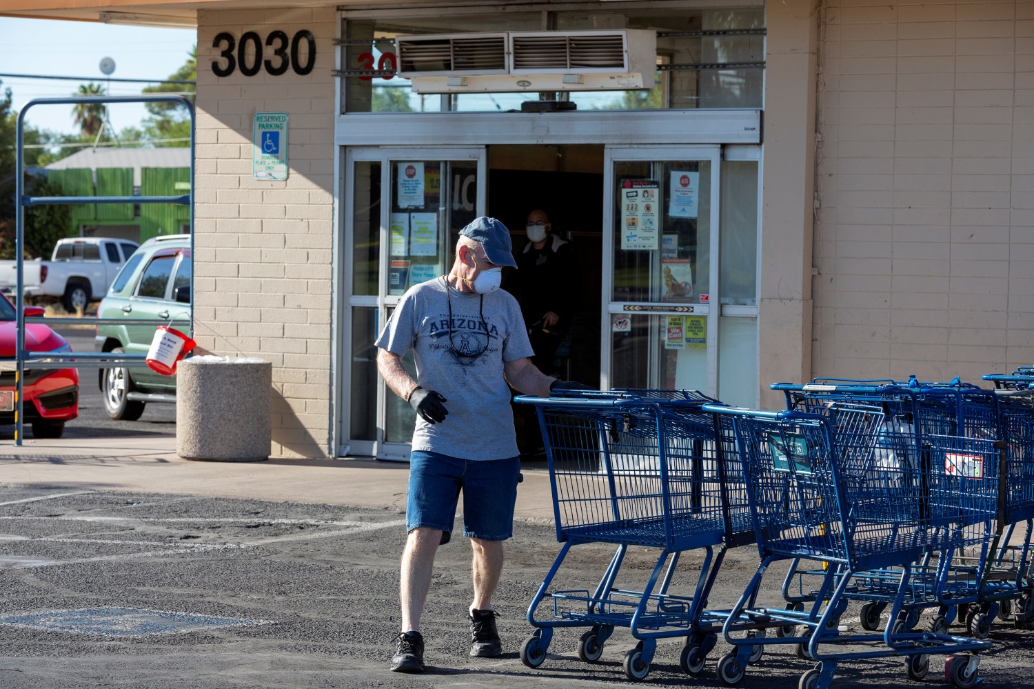 A grocery store customer wears a protective face mask to prevent the spread of the coronavirus disease (COVID-19), in Tucson, Arizona, U.S., June 20, 2020. REUTERS/Cheney Orr