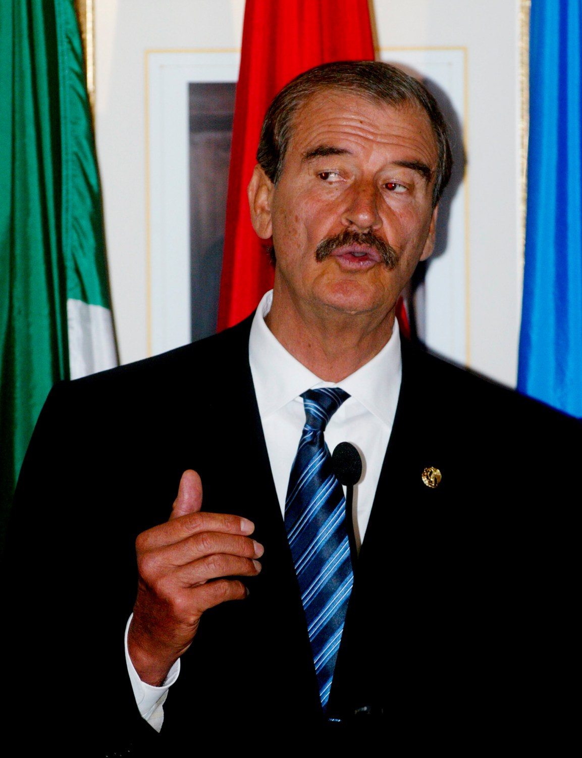 Mexican President Vicente Fox Quesada speaks to gas and oil producers at a luncheon in Calgary, September 29, 2005. The Mexican President is in Calgary for the day before heading off to Vancouver. REUTERS/Patrick Price