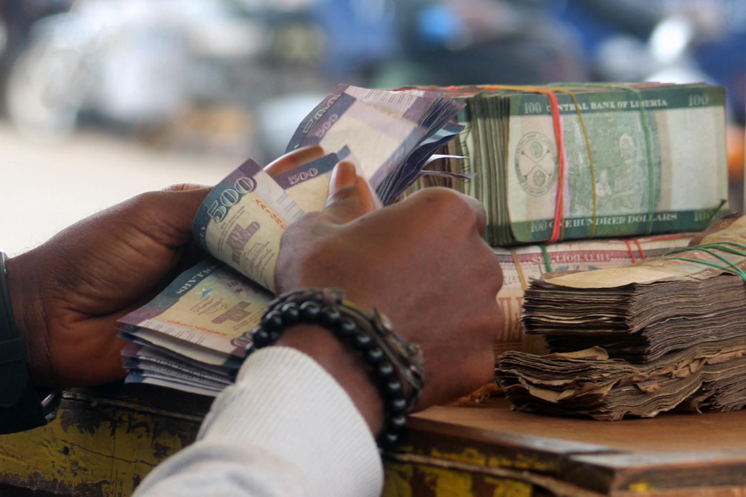 A money changer counts banknotes in Monrovia, Liberia September 21, 2018. REUTERS/Derick Snyder