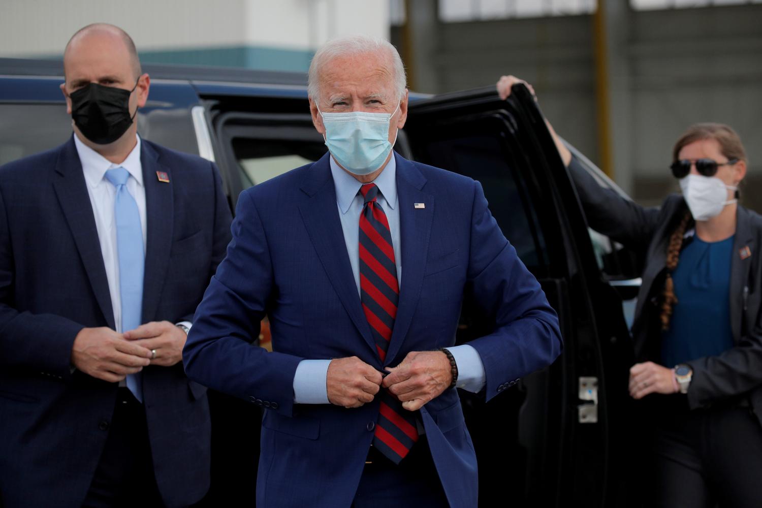 U.S. Democratic presidential candidate Joe Biden boards his campaign plane for travel to Miami at New Castle Airport in New Castle, Delaware, U.S., October 5, 2020.  REUTERS/Brendan McDermid REFILE - CORRECTING DATE