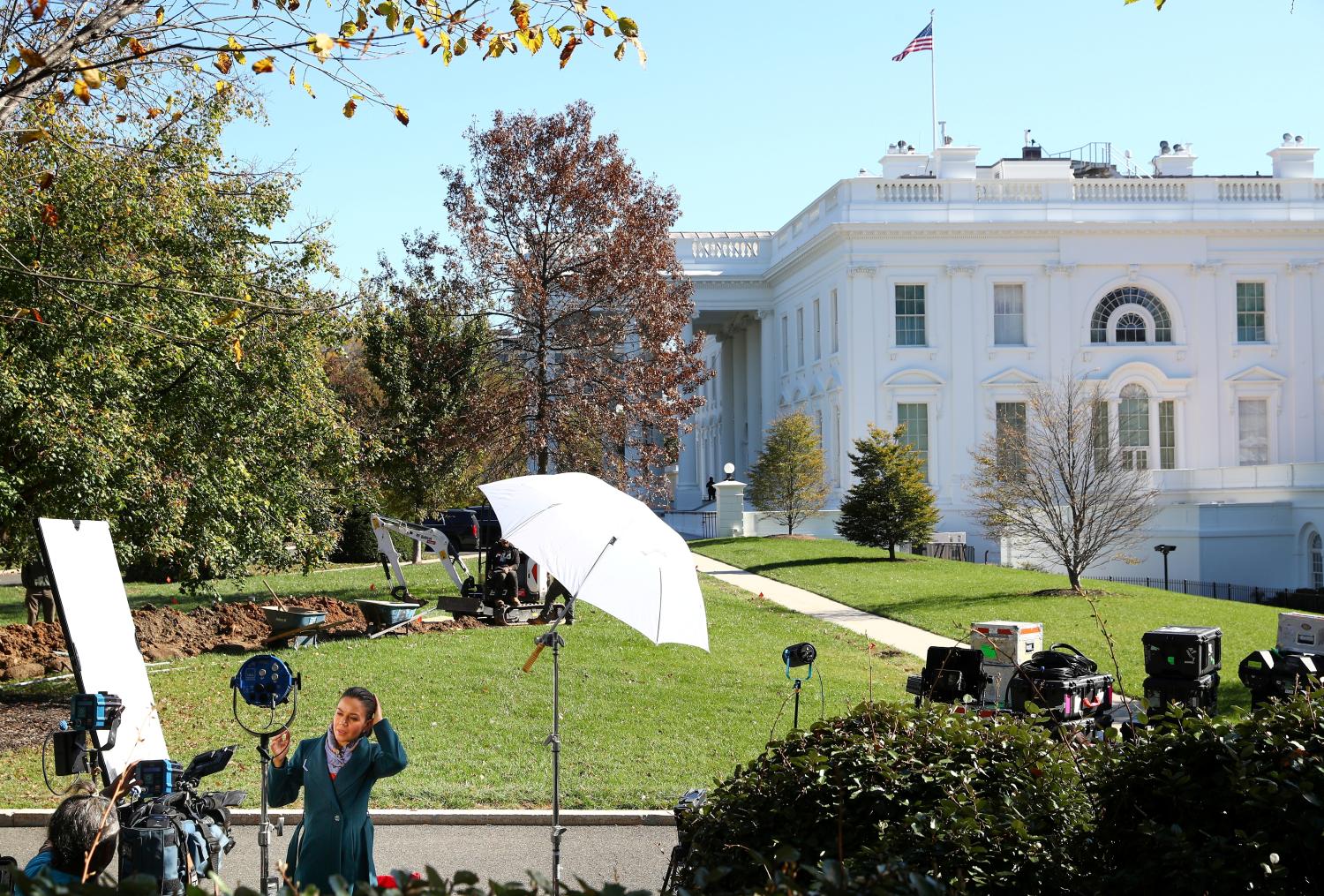 Journalists wait for news after early results in the 2020 U.S. Presidential election at the White House in Washington, U.S., November 4, 2020. REUTERS/Tom Brenner     TPX IMAGES OF THE DAY