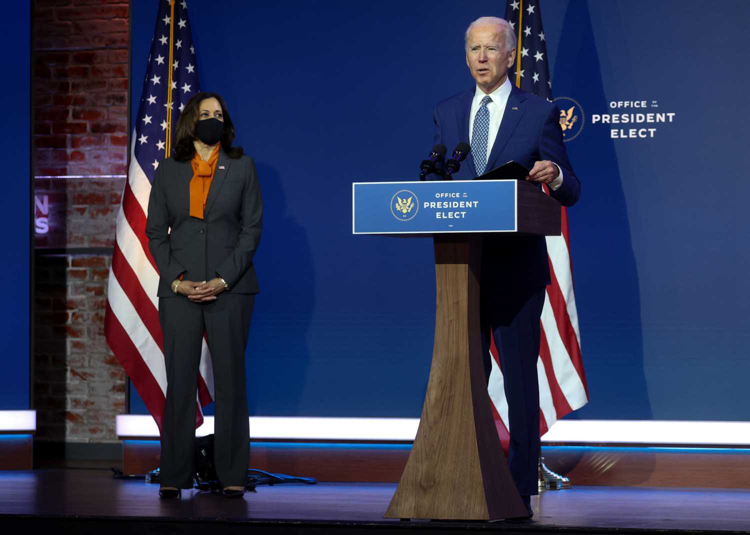 U.S. President-elect Joe Biden and Vice President-elect Kamala Harris address reporters about efforts to confront the coronavirus disease (COVID-19) pandemic after meeting with members of the "Transition COVID-19 Advisory Board" in Wilmington, Delaware, U.S., November 9, 2020. REUTERS/Jonathan Ernst