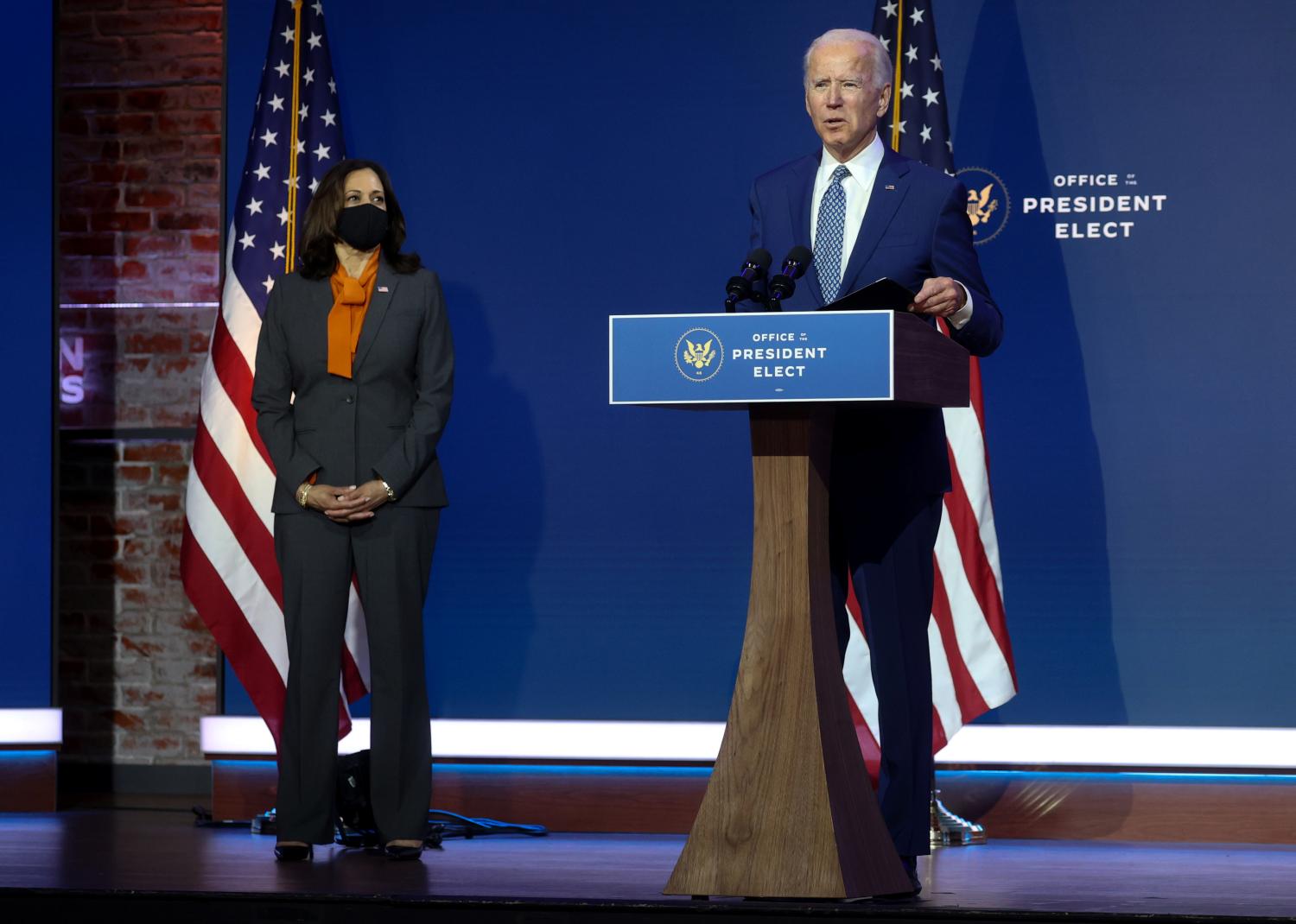U.S. President-elect Joe Biden and Vice President-elect Kamala Harris address reporters about efforts to confront the coronavirus disease (COVID-19) pandemic after meeting with members of the "Transition COVID-19 Advisory Board" in Wilmington, Delaware, U.S., November 9, 2020. REUTERS/Jonathan Ernst