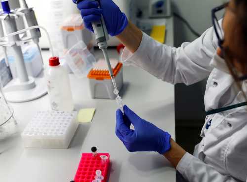 A laboratory worker works on fast PCR testing samples in Confidence laboratory, amid the coronavirus disease (COVID-19) outbreak, in Vienna, Austria October 30, 2020.   REUTERS/Leonhard Foeger