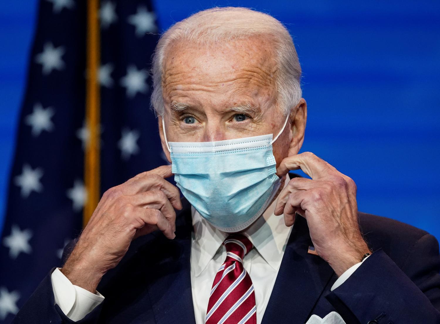 U.S. President-elect Joe Biden adjusts his face mask after speaking about the U.S. economy following a briefing with economic advisers in Wilmington, Delaware, U.S., November 16, 2020. REUTERS/Kevin Lamarque