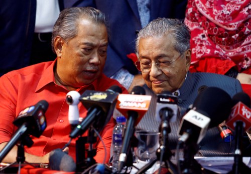 Former Malaysia's Prime Minister Mahathir Mohamad listens to former Malaysian Deputy Prime Minister Muhyiddin Yassin during a news conference following the temporary deregistration of Parti Pribumi Bersatu Malaysia (PPBM) in Petaling Jaya, near Kuala Lumpur, Malaysia April 5, 2018. REUTERS/Lai Seng Sin