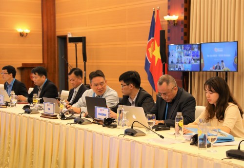 Hanoi, Vietnam.- In photos taken on November 20, 2020, during an ASEAN videoconference meeting in Hanoi, Vietnam. The European Union (EU) and ASEAN are working towards a bilateral free trade agreement. The bilateral Free Trade Agreement (FTA) is a "shared objective between the European Union (EU) and the Association of Southeast Asian Nations (ASEAN)," said Igor Driesmans, ambassador of the European bloc to the regional group.
