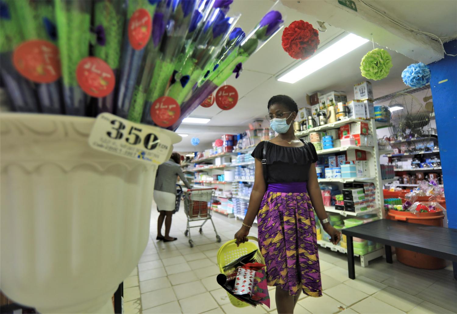 A woman wearing a protective face mask shops at Chic Shops supermarket, amid the coronavirus disease (COVID-19) outbreak at Adjame, a neighbourhood of Abidjan, Ivory Coast May 28, 2020. REUTERS/Thierry Gouegnon