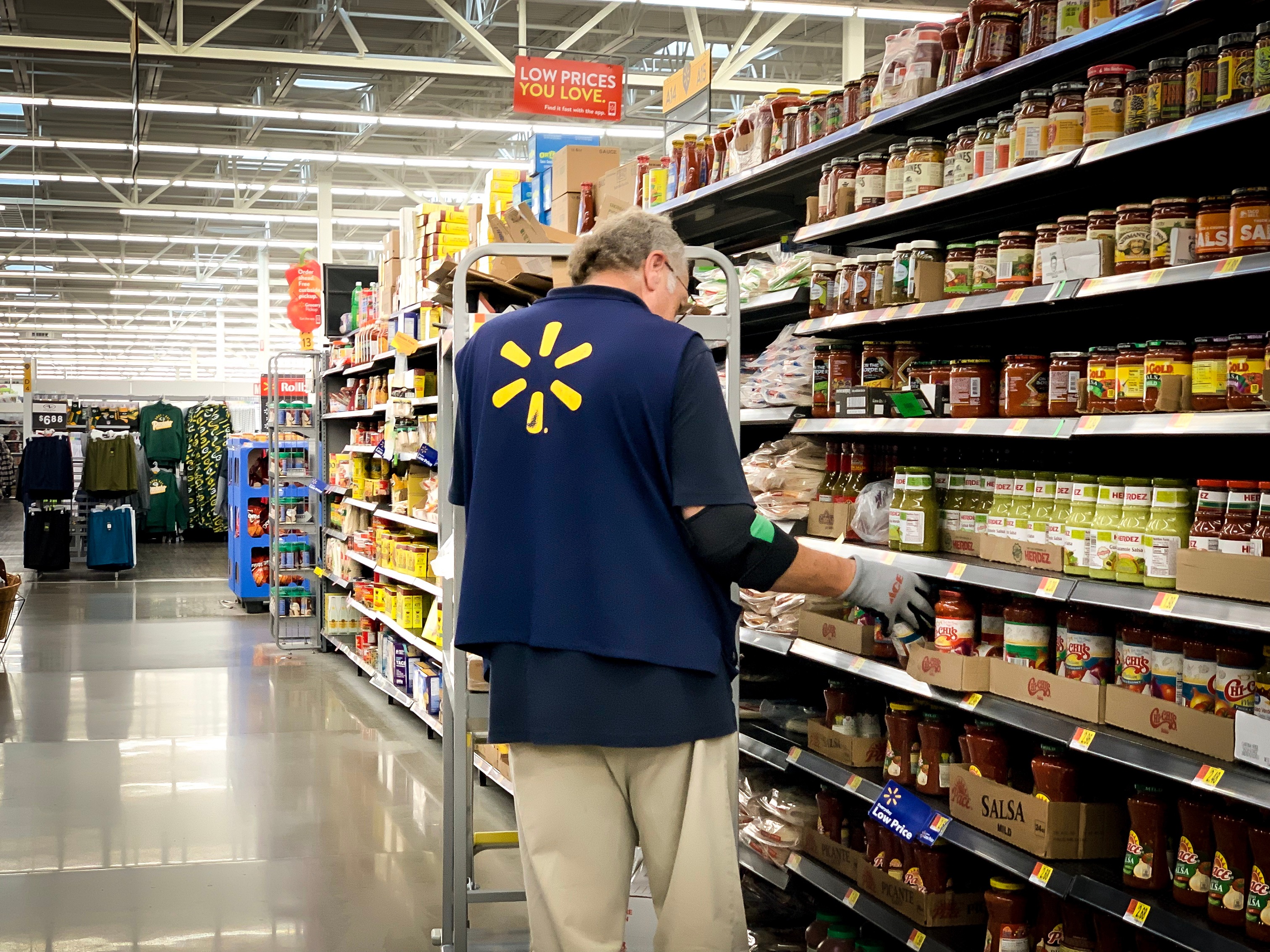 Walmart raises starting wages, handing out $1,000 bonuses - The