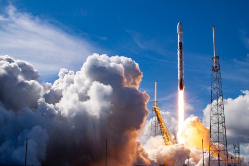 Florida, United States.- On Sunday, December 13, at 12:30 pm EST, Falcon 9 launched the Space Launch Complex 40 (SLC-40) SXM-7 mission at the Cape Canaveral Space Force Station, Florida, SpaceX's 25th mission in 2020. The satellite, weighing about seven tons, belongs to the US radio station Sirius-XM, which broadcasts music and entertainment programs.