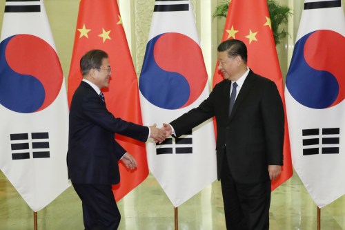 BEIJING, CHINA.- The president of South Korea, Moon Jae-in (left) and the president of China, Xi Jinping, shake hands before their talks at the Great Hall of the People in Beijing on December 23, 2019 .