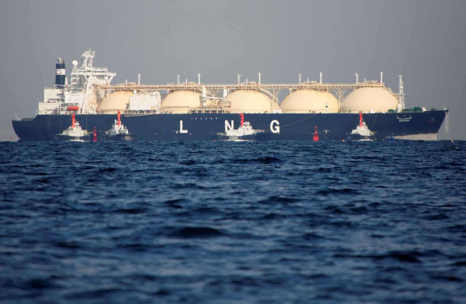 A liquefied natural gas (LNG) tanker is tugged towards a thermal power station in Futtsu, east of Tokyo, Japan November 13, 2017. REUTERS/Issei Kato - RC1F61927820