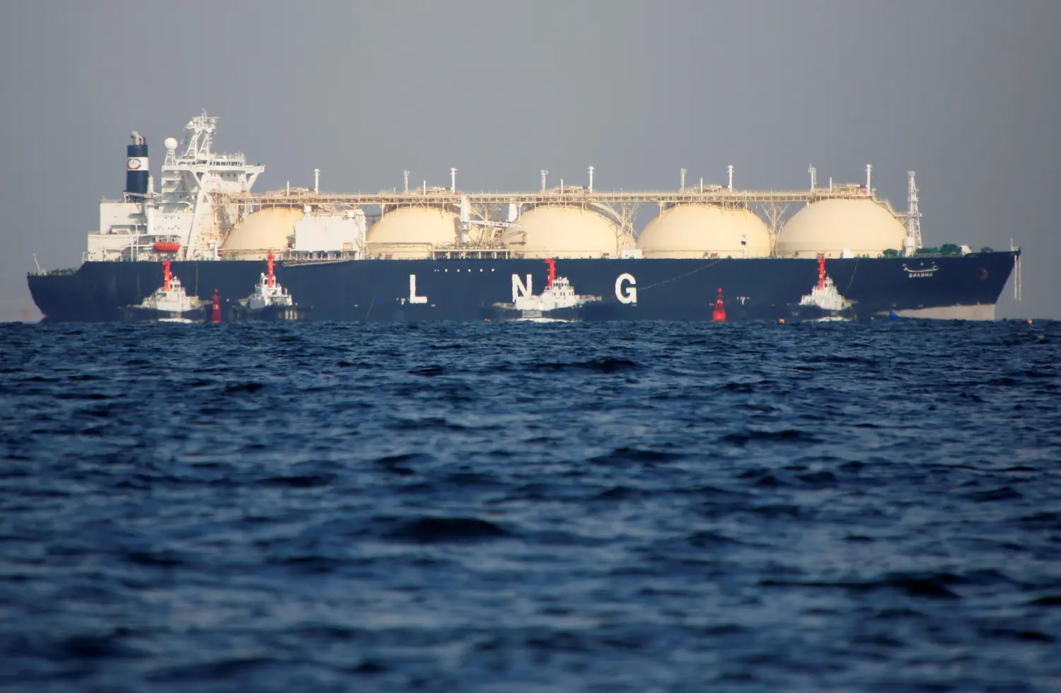 A liquefied natural gas (LNG) tanker is tugged towards a thermal power station in Futtsu, east of Tokyo, Japan November 13, 2017. REUTERS/Issei Kato - RC1F61927820