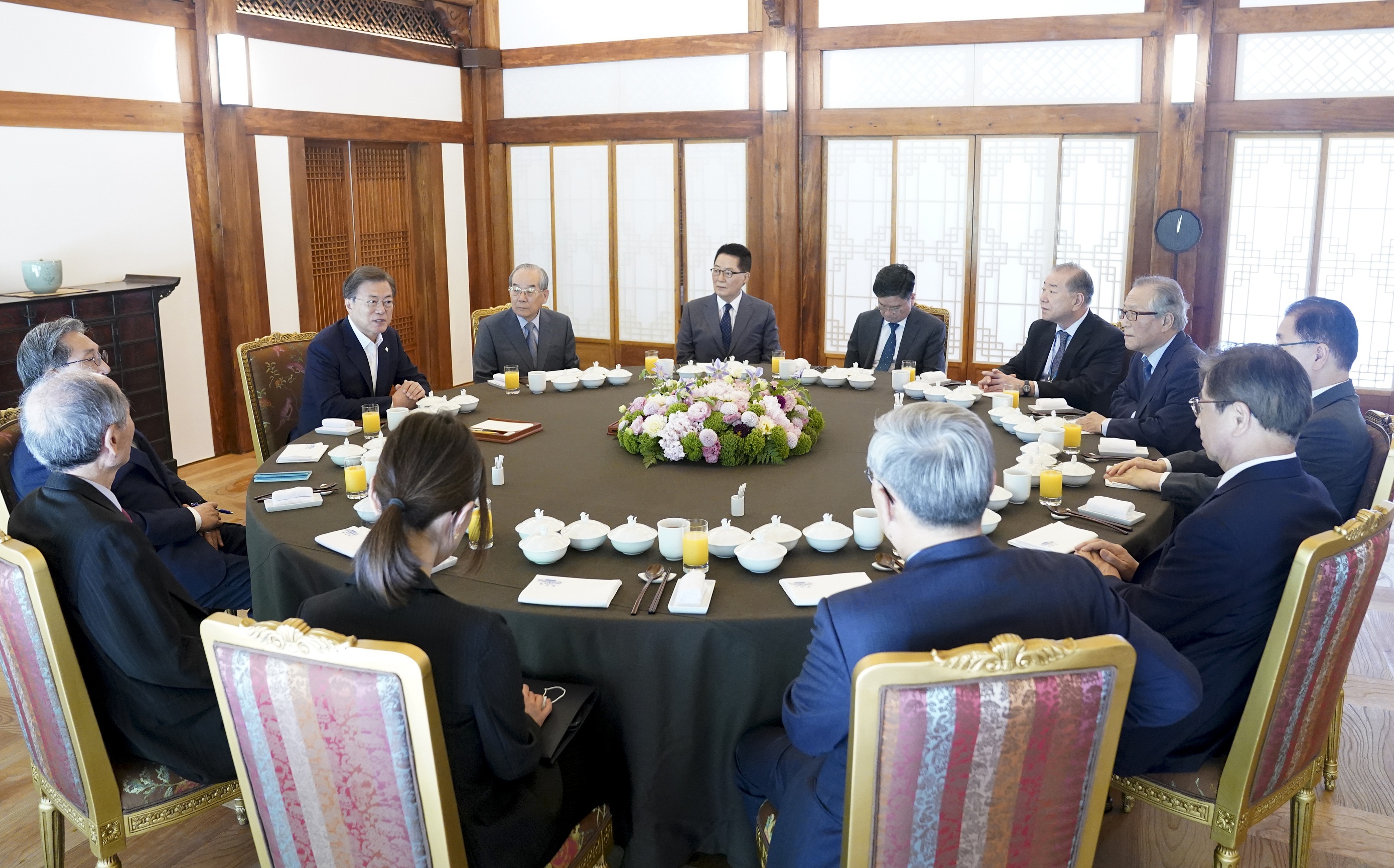 SEOUL, SOUTH KOREA - President Moon Jae-in talks with former Unification ministers who were in charge of inter-Korean relations to discuss deepening problems in inter-Korean relations at the Cheong Wa Dae presidential office in Seoul, South Korea. South on Wednesday, June 17, 2020, a day after North Korea detonated the Kaesong inter-Korean liaison office. (NO RESALE)