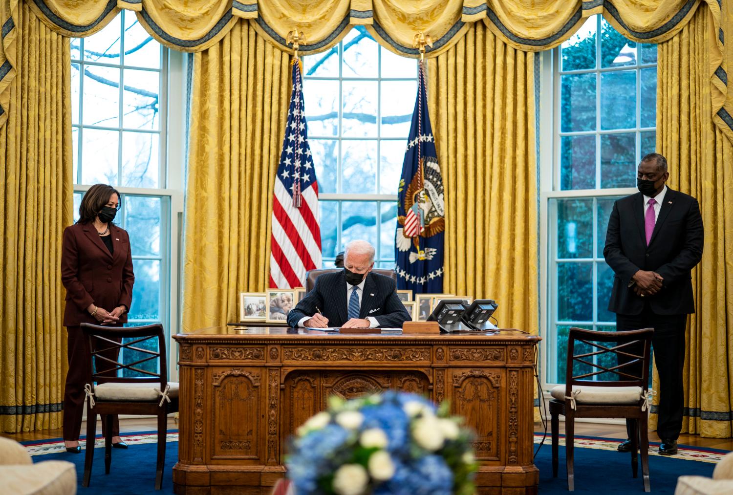 President Joe Biden signs executive action with Vice President Kamala Harris and Secretary of Defense Gen. Lloyd Austin, in the Oval Office, Monday, Jan. 25, 2021.. Photo by Doug Mills/Pool/Sipa USA)No Use Germany.