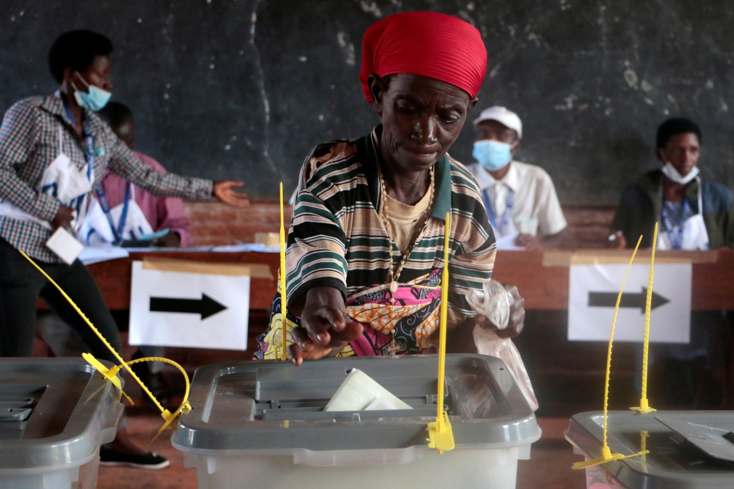 A voter casts her ballot at a polling station during the presidential, legislative and communal council elections, under the simmering political violence and the growing threat of the coronavirus disease (COVID-19), in Ngozi, Burundi May 20, 2020. REUTERS/Clovis Guy Siboniyo