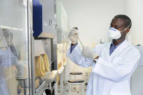 Addis Ababa, Ethiopia.- In the photo, a specialist works in a clinical laboratory amid the pandemic in Addis Ababa, Ethiopia. Less affected by covid-19 than the rest of the continents, Africa begins a race for the vaccine. The continent hopes to vaccinate "3% of Africans between now and March 2021 and 20% by the end of next year," declared the regional director of the World Health Organization (WHO), Matshidiso Moeti, in Brazzaville.