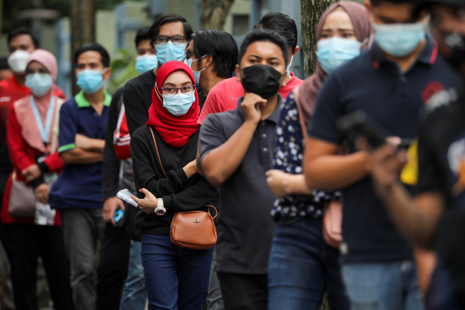FOTO DE ARCHIVO: Personas esperando para ser examinadas de COVID-19 en Shah Alam, Malasia, el 7 de enero de 2021. REUTERS/Lim Huey Teng