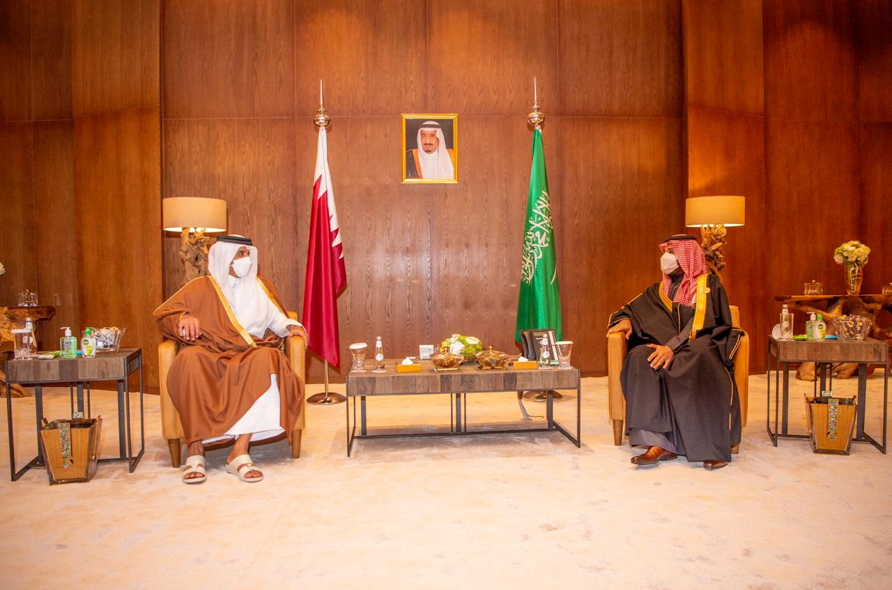 Saudi Arabia's Crown Prince Mohammed bin Salman meets Qatar's Emir Sheikh Tamim bin Hamad al-Thani during the Gulf Cooperation Council's (GCC) 41st Summit in Al-Ula, Saudi Arabia January 5, 2021. Bandar Algaloud/Courtesy of Saudi Royal Court/Handout via REUTERS ATTENTION EDITORS - THIS PICTURE WAS PROVIDED BY A THIRD PARTY