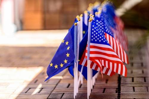 US-Flaggen mit EU-Flaggen auf einer Terrasse *** US flags with EU flags on a terrace Foto:xD.xAnoraganingrumx/xFuturexImageNo Use Switzerland. No Use Germany. No Use Japan. No Use Austria