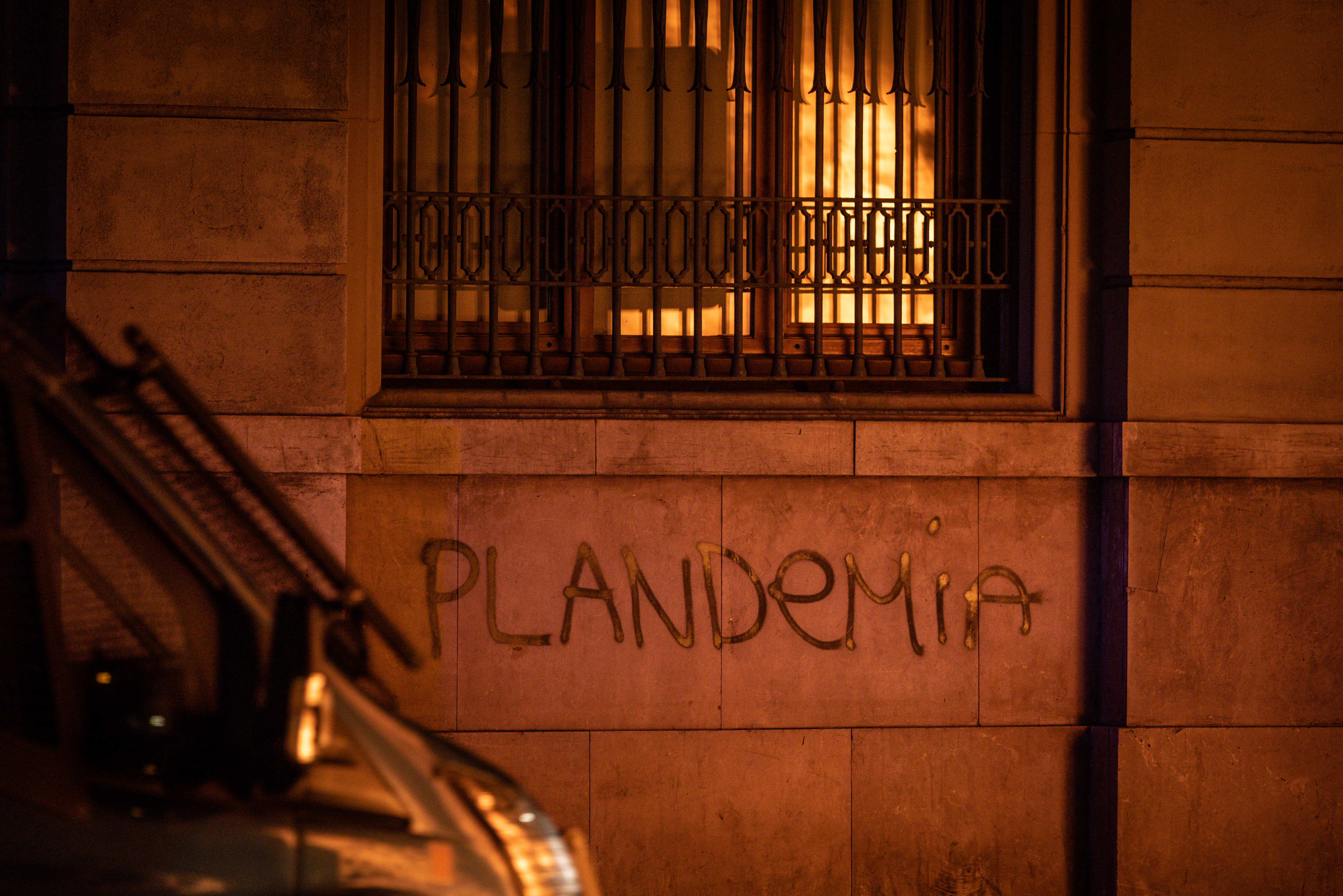The word plandemic is painted in a wall in thhe protest against the confinement restrictions imposed by the government. Barcelona, Spain, October 30, 2020. Photograph by Salido Zarco Adria / Hans Lucas.
Le mot plandemie est peint sur un mur pour protester contre les restrictions de confinement imposees par le gouvernement. Barcelone, Espagne, 30 octobre 2020. Photographie de Salido Zarco Adria / Hans Lucas.NO USE FRANCE