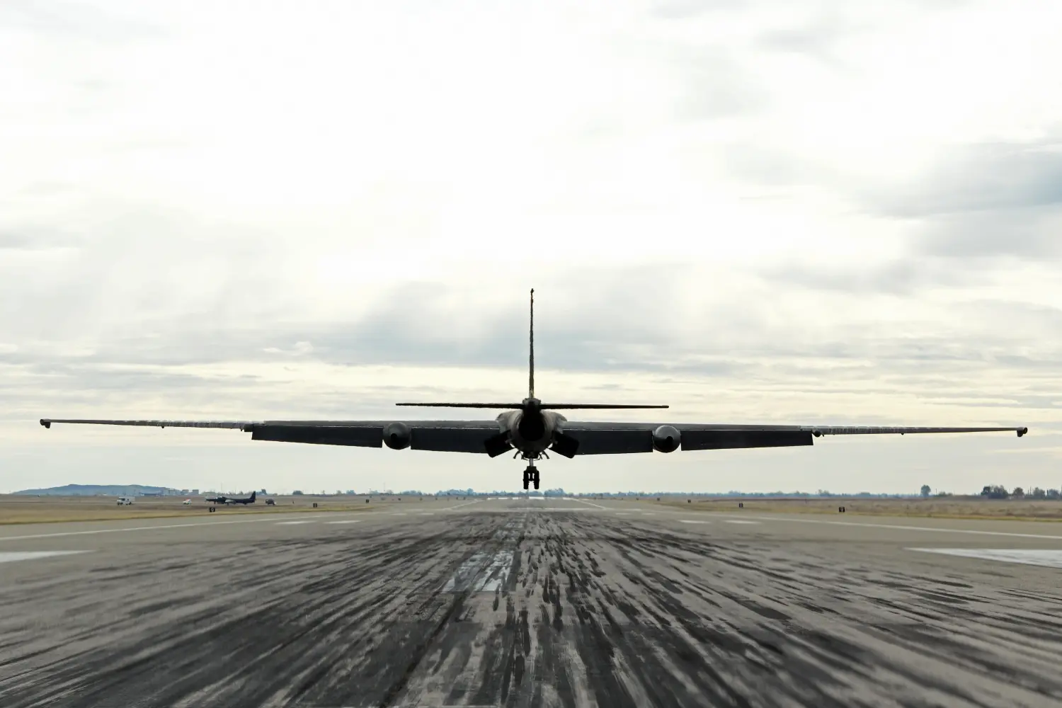 A U-2 spy plane that is being used to test AI applications lands at an air field.