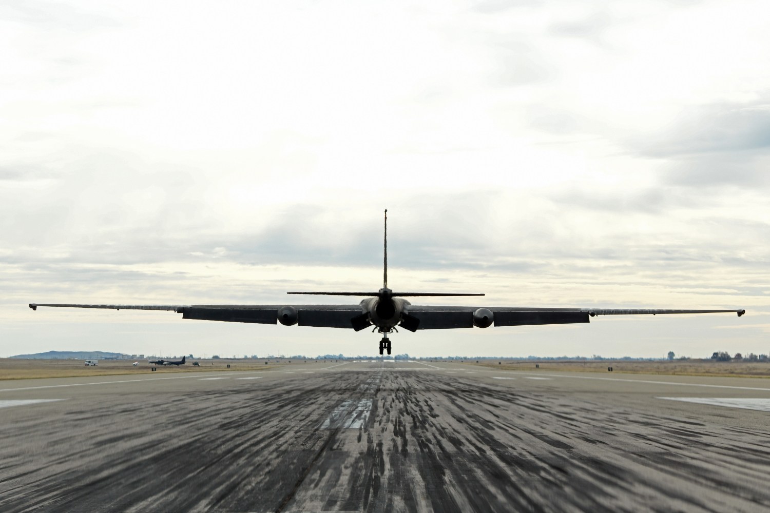 A U-2 spy plane that is being used to test AI applications lands at an air field.